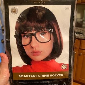 Daphne wig Used once comes with glasses